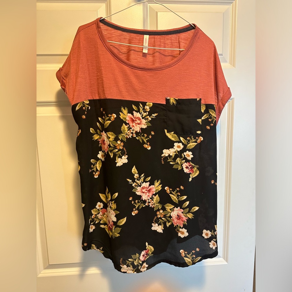 Floral print short-sleeve pocket shirt, Xhilitation brand, size Large